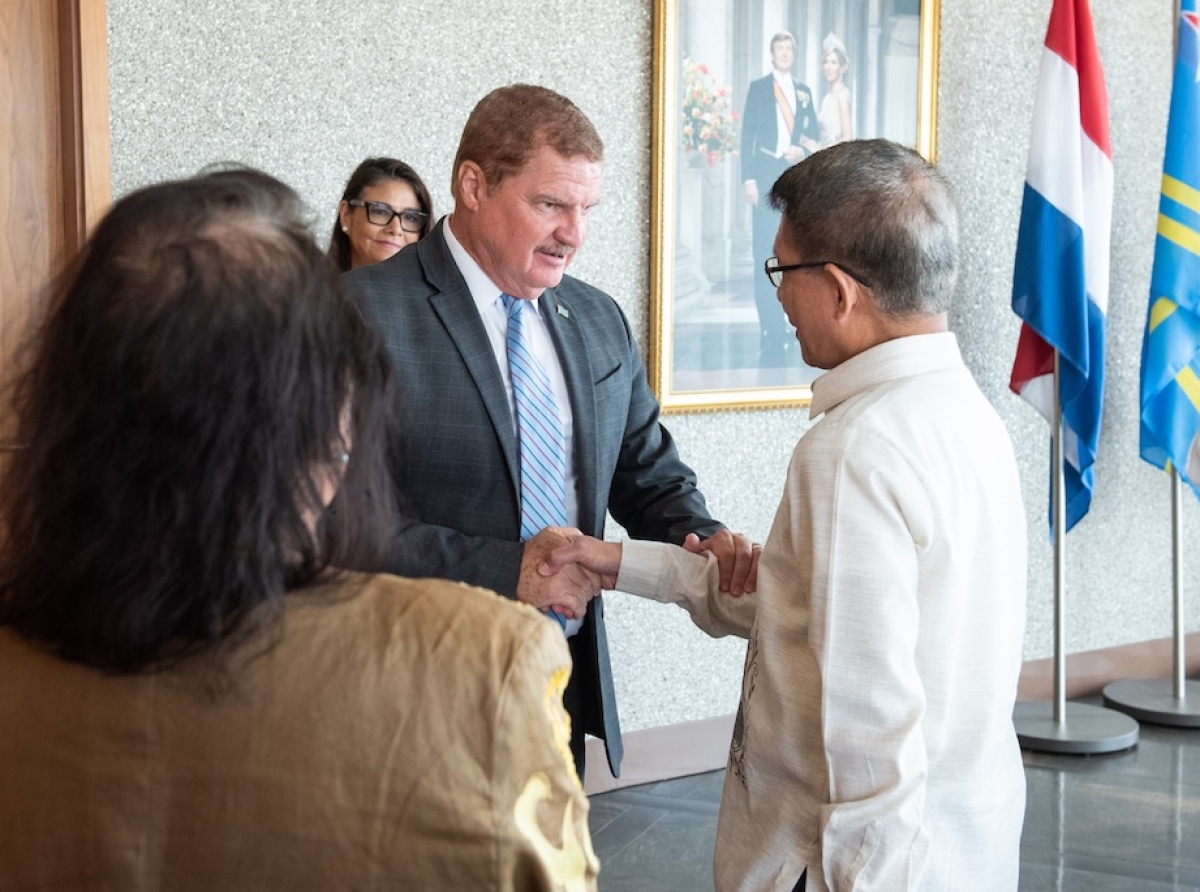 Gobierno di Aruba a reuni cu Embahador di Filipinas pa Reino Hulandes